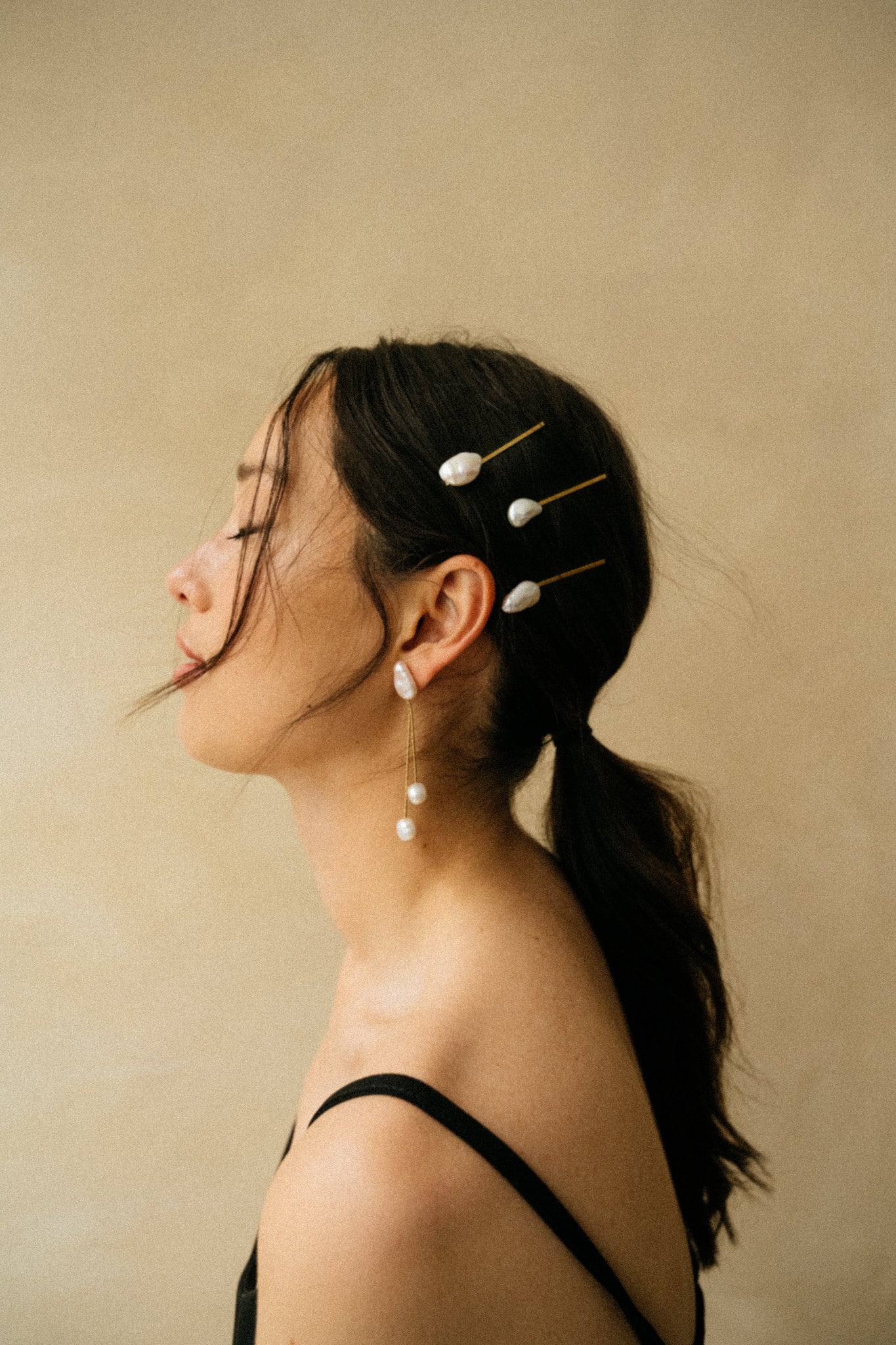 Tendance coiffure mariage avec barrettes en perles naturelles et coiffures simples