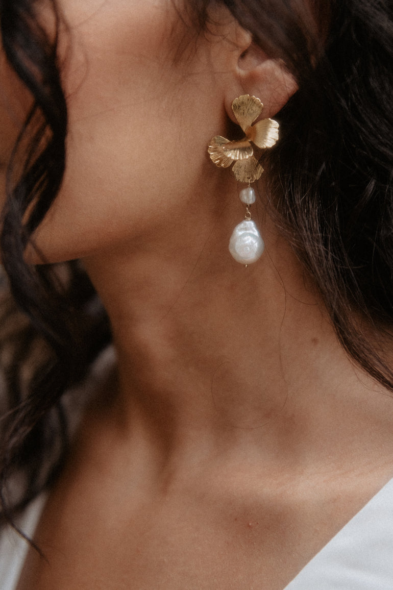 bijoux mariage fleurs et perles de culture minimaliste