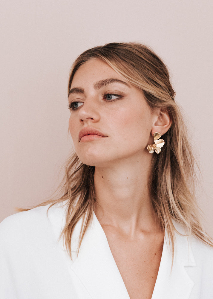 Boucles d'oreilles mariage fleurs dorées, inspiration boucles d'oreilles mariage moderne
