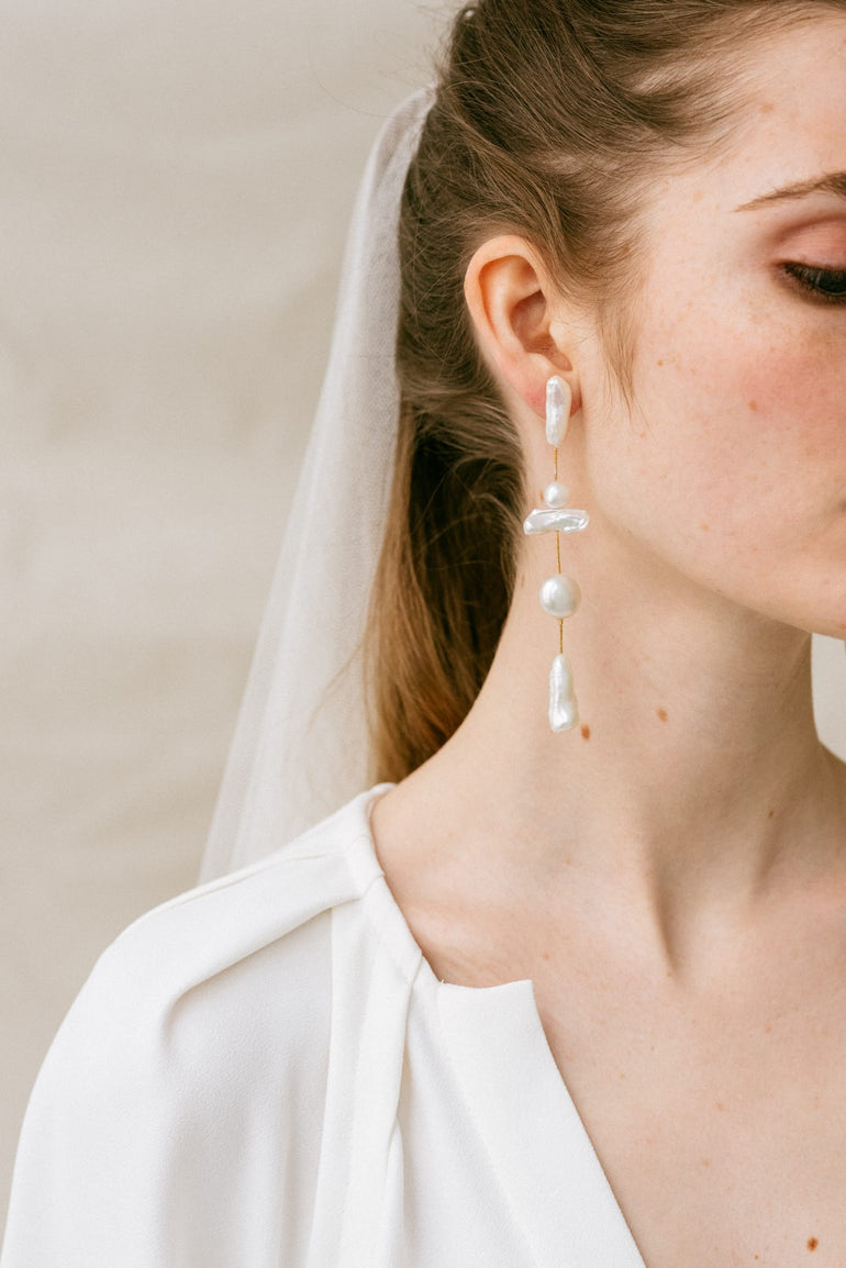 boucles d'oreilles longues pendants en perles de culture moderne minimaliste