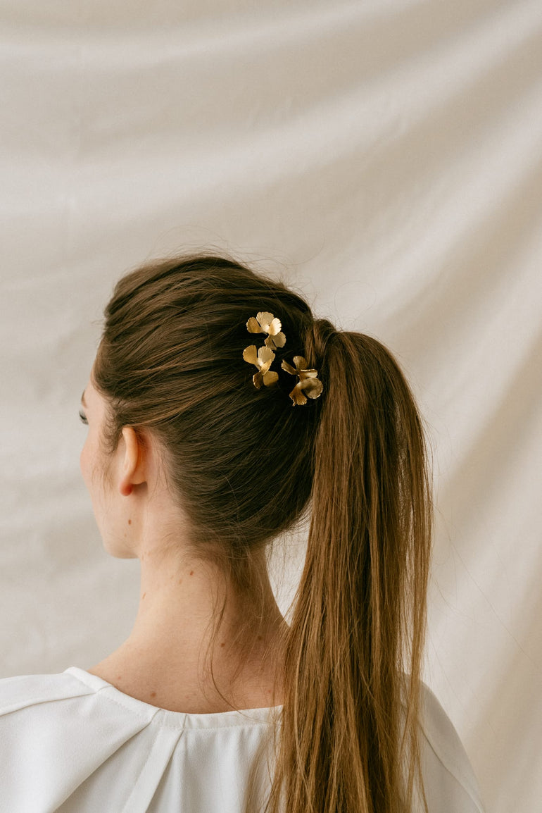 Coiffure simple pour mariage avec pics chignon mariage fleurs dorées