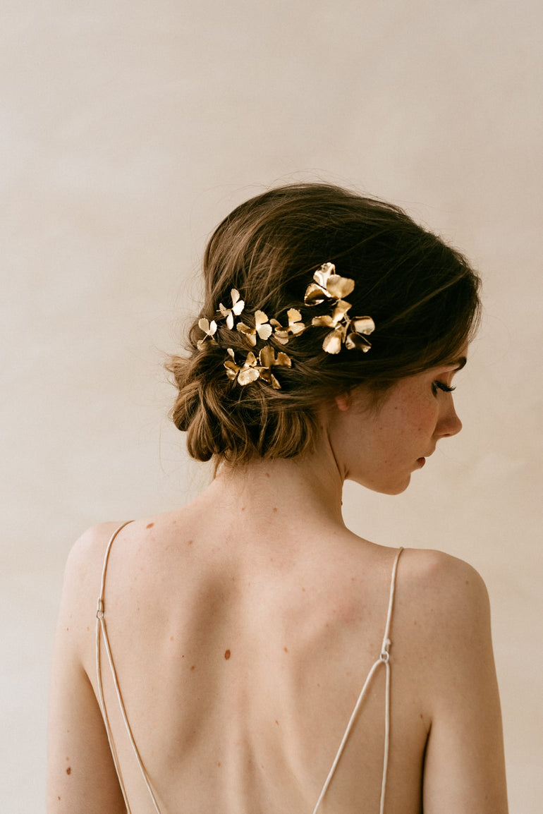 Inspiration coiffure de mariée pour chignon de mariée avec barrettes et peignes fleurs dorées maison sabben
