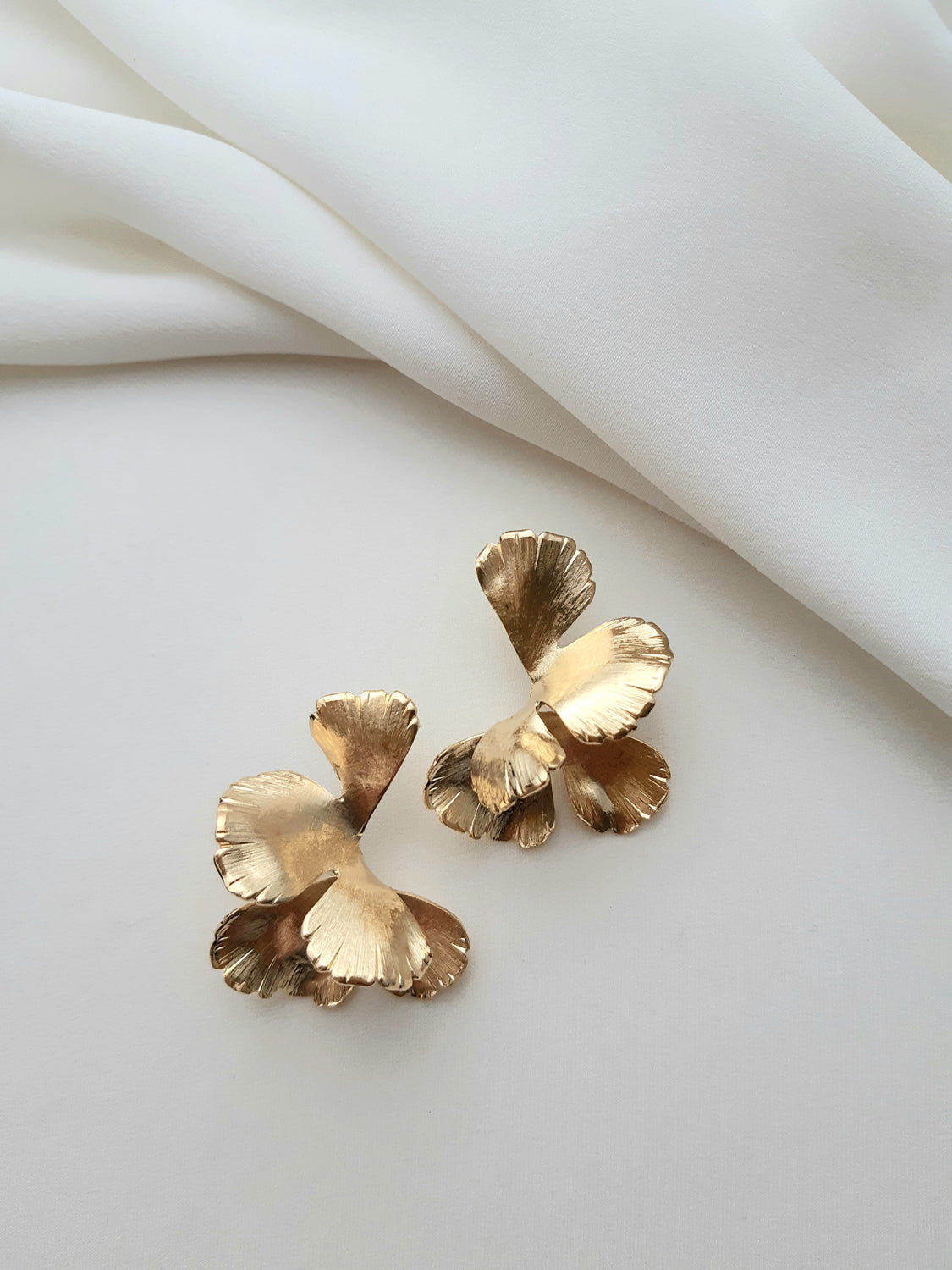 Inspiration bijoux mariage, tendance boucles d'oreilles mariage fleurs dorées, Maison Sabben