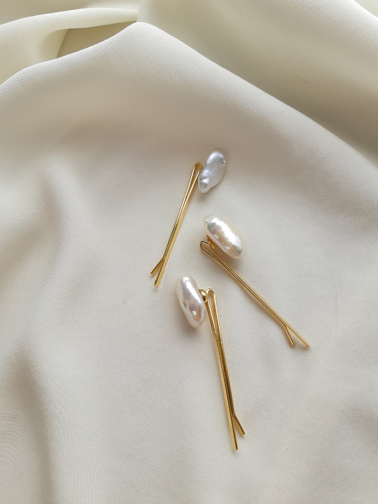 Inspiration de coiffure de mariage avec barrette perles nacrées, maison sabben