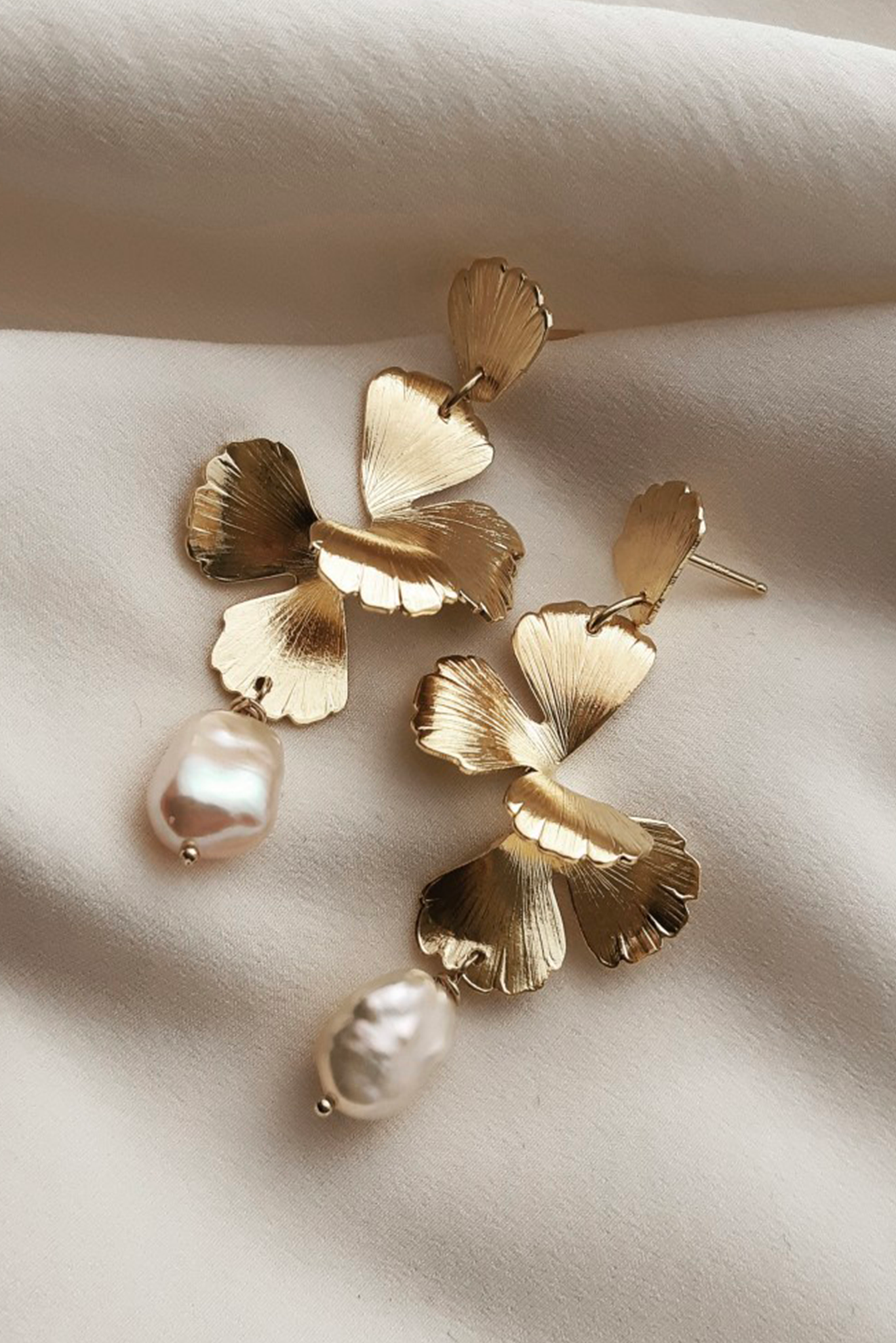 bijoux mariage boucles d'oreilles fleurs pendantes moderne minimaliste